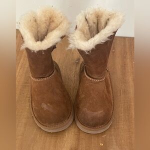UGG Bailey Bow Boots Brown size 8